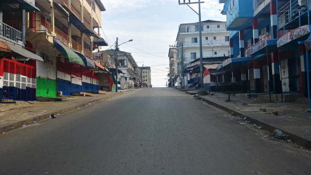 Toko-toko terlihat ditutup pada hari pertama lockdown di Monrovia, Liberia. Foto: REUTERS / Derick Snyder