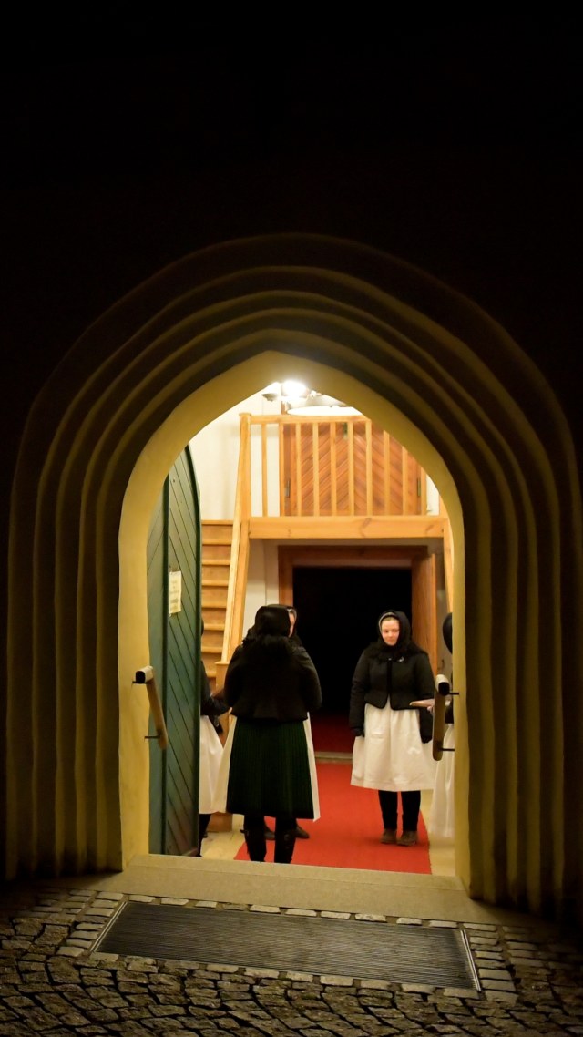 Para wanita yang mengenakan pakaian tradisional etnis minoritas Slavia bertemu utnuk berkumpul di depan sebuah gereja di Schleife, Jerman, Minggu, (12/4). Foto: REUTERS/Matthias Rietschel
