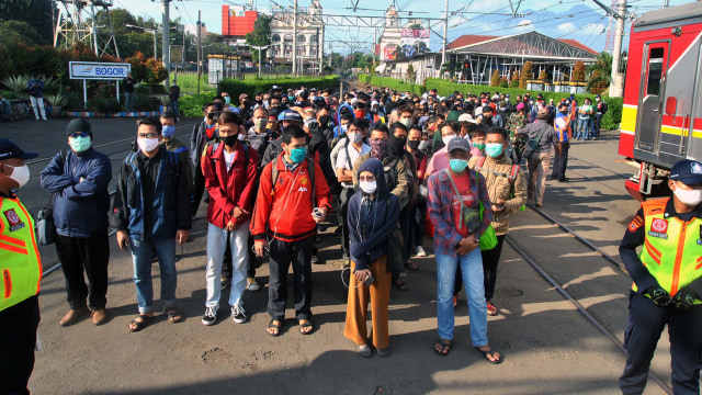 Sejumlah penumpang KRL Commuter Line antre menunggu kedatangan kereta di Stasiun Bogor, Jawa Barat, Senin (13/4).  Foto: Antara/Arif Firmansyah