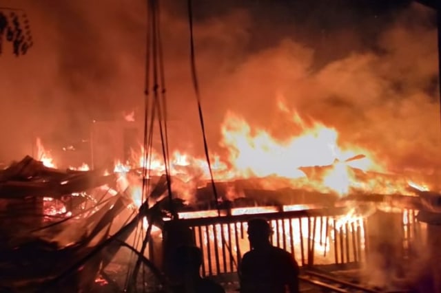 Kebakaran di Kota Langsa, Aceh, pada Minggu (12/4) malam, menghanguskan 12 rumah warga. Foto: Dok. BPBA