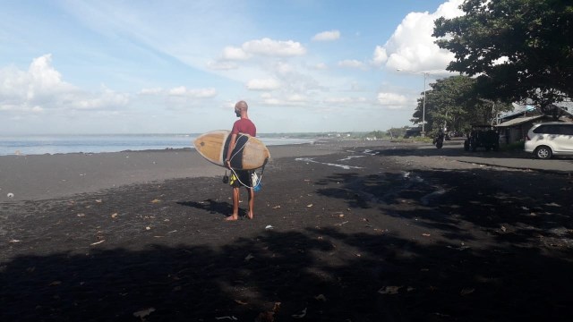 WNA nekat surfing di Bali Foto: Istimewa