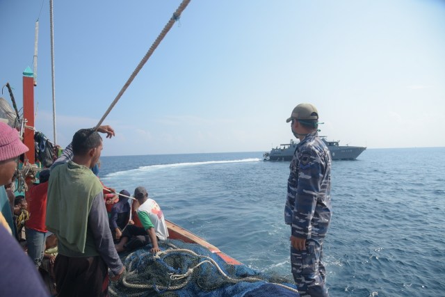 Personel TNI Angkatan Laut Lhokseumawe saat melakukan patroli di perairan Selat Malaka, Sabtu (11/4). Foto: Dok. Lanal Lhokseumawe