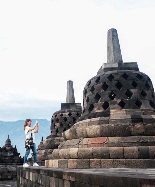 Wisatawan yang tengah memotret salah satu bagian candi di Borobudur Foto: Dok. PT TWC