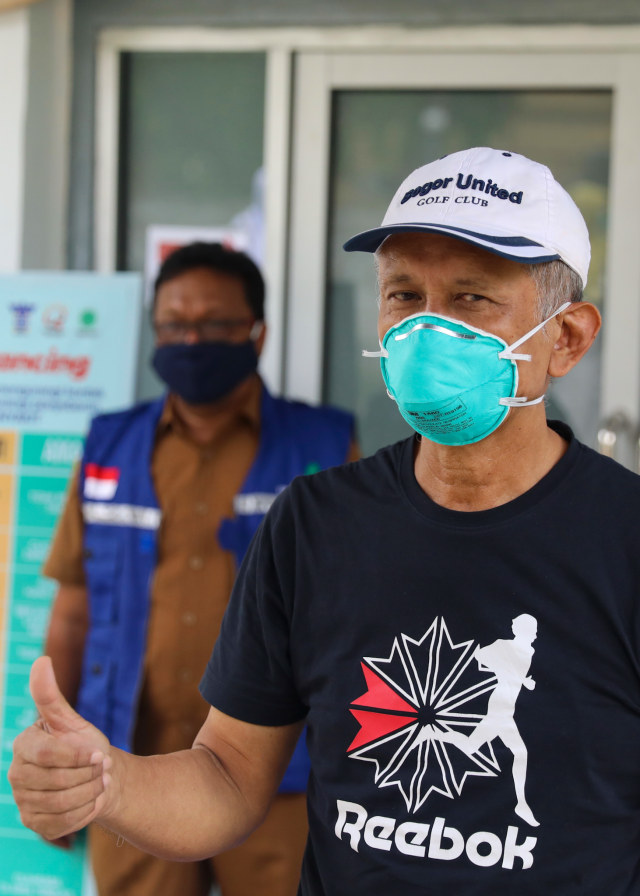 Pasien AJ (60 tahun) yang dinyatakan telah sembuh dari COVID-19 mengacungkan jempolnya saat difoto di sela-sela proses serah terima untuk dipulangkan dari RSUDZA Banda Aceh, Senin (13/4). Foto: Suparta/acehkini