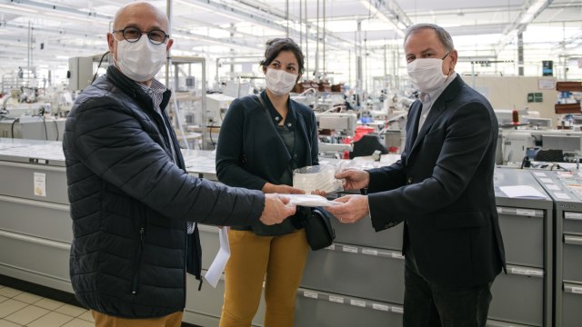 Rumah mode asal Prancis, Louis Vuitton memproduksi masker untuk membantu penanganan virus Corona di Prancis. Foto: David Gallard/Louis Vuitton