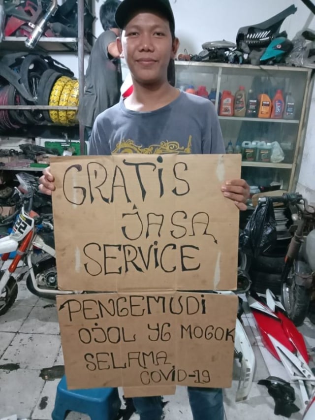 Pemilik bengkel yang menggratiskan jasa servis untuk kendaraan ojol yang mogok. Foto: dok. Devry Firmansyah