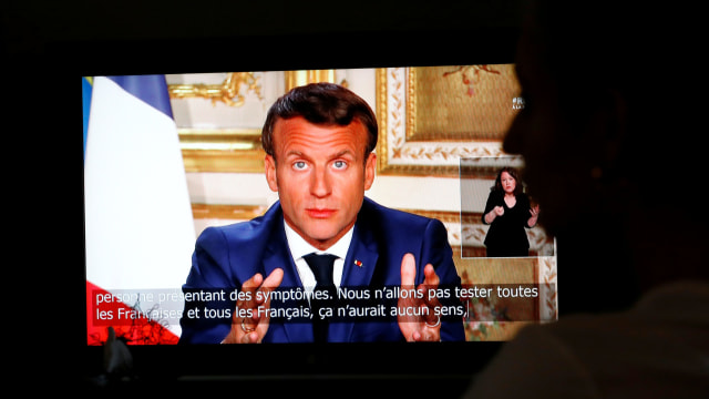 Layar televisi saat presiden Prancis Emmanuel Macron memberikan keterangan tentang virus corona di Paris, Prancis. Foto: REUTERS / Charles Platiau