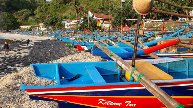 Gambar 1. Suasana Pantai Manganti yang berpasir putih dan terkenal dengan hasil lautnya yang melimpah (sumber: @wildan_praja)