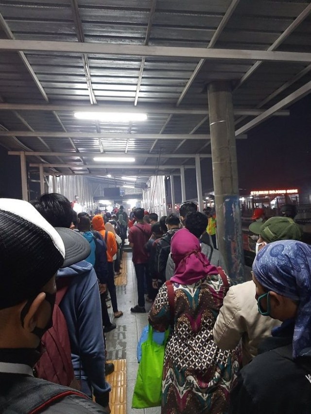Sejumlah penumpang antre masuk ke Stasiun KRL Bojong Gede. Foto: Dok. Fitri