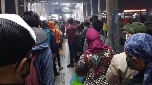 Penumpang KRL di Stasiun Bojong Gede Padat, Antrean Mengular hingga Jalan (5021)