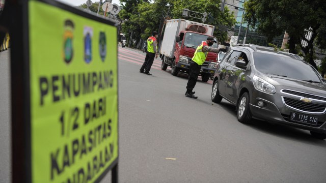 Polisi melakukan imbauan kepada pengendara mobil untuk dapat mematuhi penerapan Pembatasan Sosial Berskala Besar (PSBB) di kawasan Menteng, Jakarta (11/4). Foto: ANTARA FOTO/Nova Wahyudi