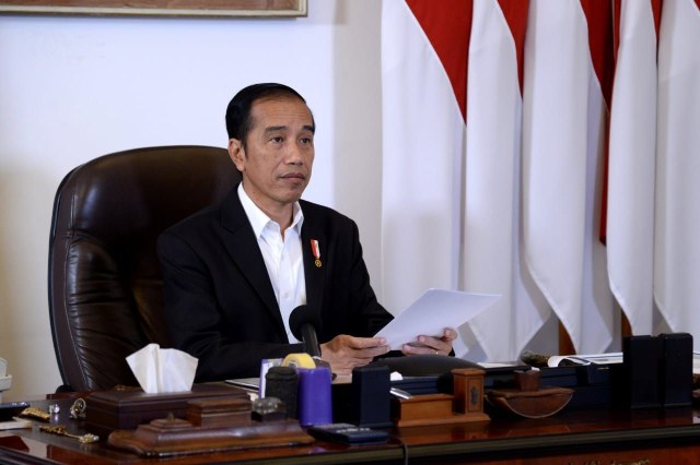 Presiden Joko Widodo menyampaikan keterangan pers melalui telekonferensi. Foto: BPMI Setpres/Lukas