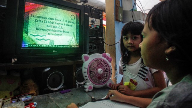 Siswa kelas 3 Sekolah Dasar (SD) mengikuti kegiatan belajar mengajar di rumah melalui siaran televisi TVRI di Depok, Jawa Barat, Selasa (14/4) Foto: ANTARA FOTO/Yulius Satria Wijaya