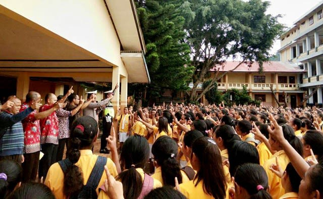 Para siswa bersama guru di SMA Katolik Regina Pacis, Bajawa. Foto: istimewa.