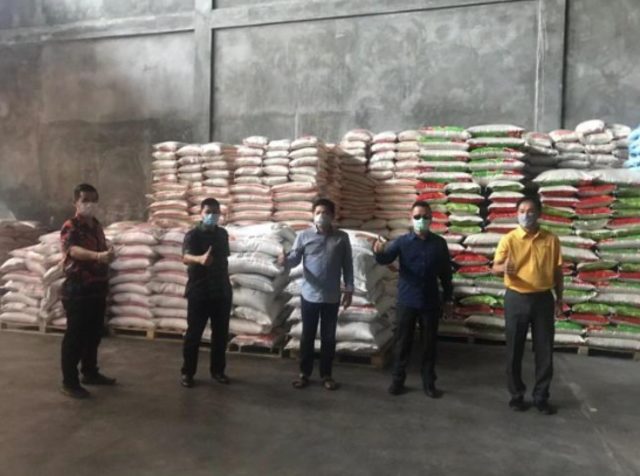 Para pengusaha Batam menyiapkan bantuan ribuan ton beras. (Foto: Yude/Batamnews)