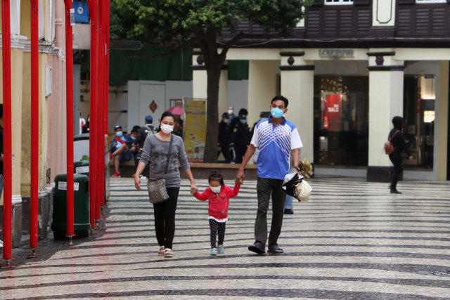 Keluarga Kecil ke Luar Rumah Menggunakan Masker (sumber gambar: unsplash)