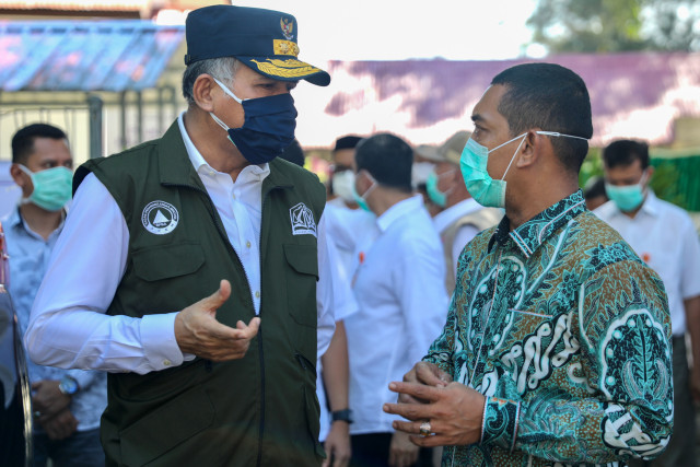 Plt Gubernur Aceh, Nova Iriansyah (kiri). Foto: Suparta/acehkini