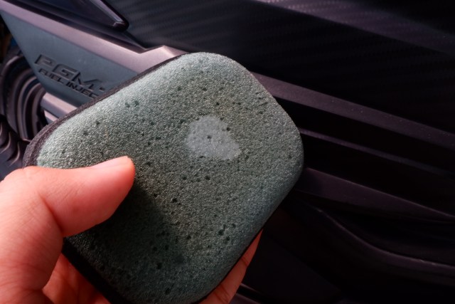 Aplicator pad yang sudah diberi cairan trim restorer Foto: Aditya Pratama Niagara/kumparan