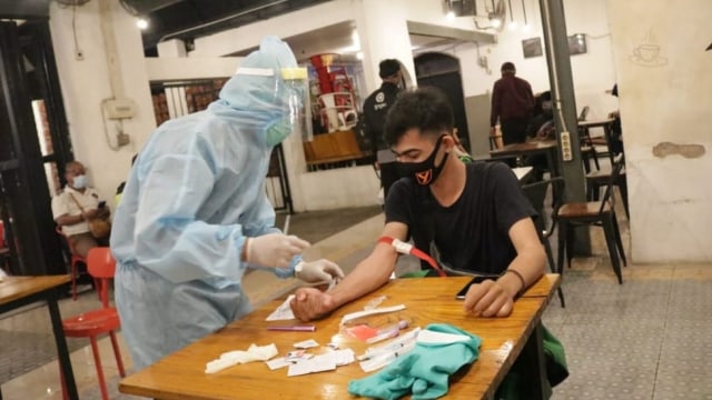 Suasana saat petuga medis melakukan rapid test pada salah satu tempat makan di Surabaya, Senin (13/4). Foto: Dok. Istimewa