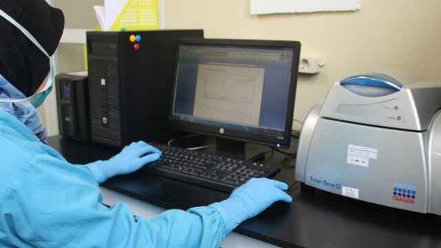 Petugas Lab RS UNS sedang menjalankan pemeriksaan hasil swab dengan mesin PCR (polymerase chain reaction) Foto: Istimewa