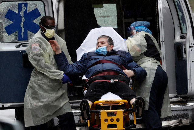 Sejumlah warga di sekitar Rumah Sakit Mount Sinai di Manhattan, New York City, Amerika Serikat, memberikan dukungan terhadap petugas medis, Senin (13/4) Foto: Reuters/Mike Segar