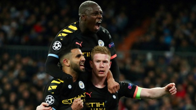 Pemain Manchester City Kevin De Bruyne Riyad Mahrez dan Benjamin Mendy merayakan gol mereka. Foto: REUTERS/Sergio Perez