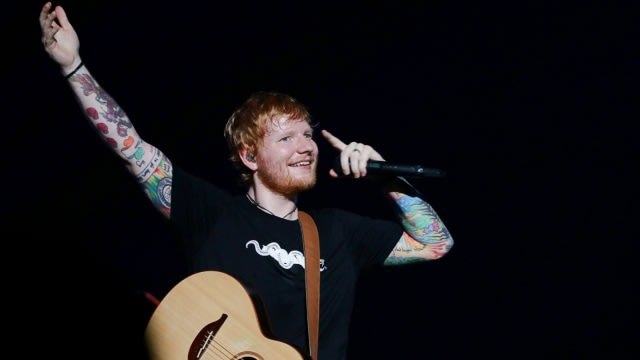 Penyanyi Ed Sheeran tampil menghibur penggemarnya saat konser di Stadion Gelora Bung Karno, Jakarta, Jumat (3/5). Foto: Antara/Rivan Awal Lingga