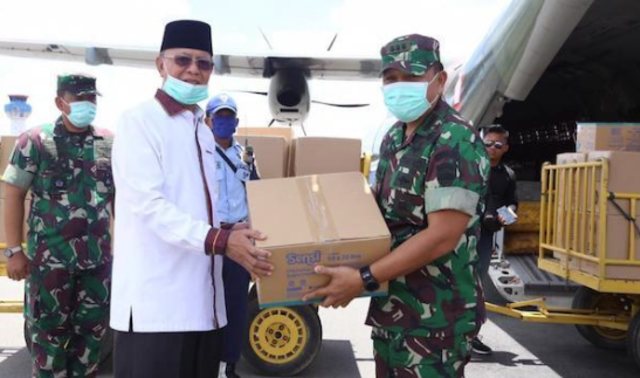 Wali Kota Tanjungpinang Syahrul saat menerima bantuan 150 buah Alat Pelingung Diri (APD) dan 5000 pack Masker dari Mabes TNI. (Foto: Adi/Batamnews)