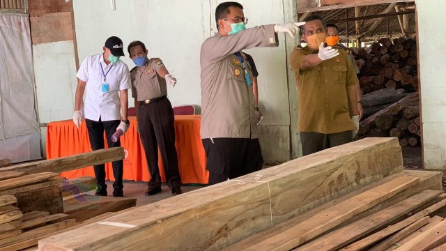 Polisi Bojonegoro Amankan 4 Orang Pelaku Ilegal Logging (218337)