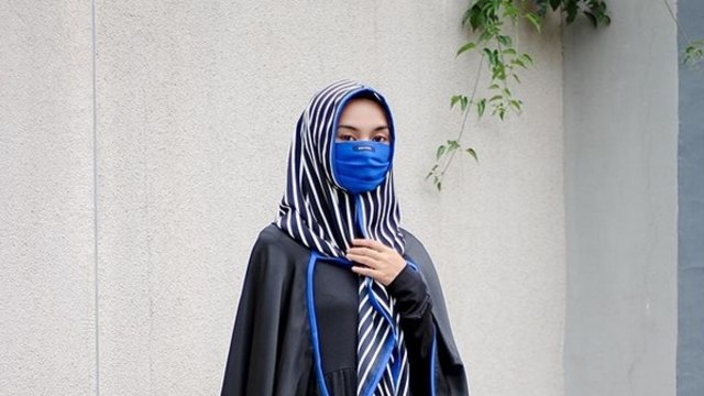 Masker hijab ala desainer Errin Ugaru. Foto: Instagram.com/errin_ugaru