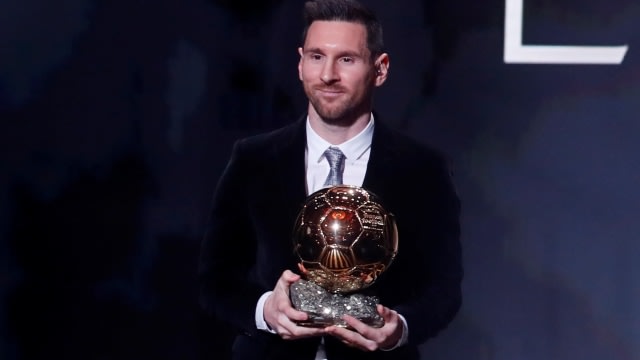 Lionel Messi dan senyum sudah biasa meraih Ballon d'Or. Foto: REUTERS/Christian Hartmann