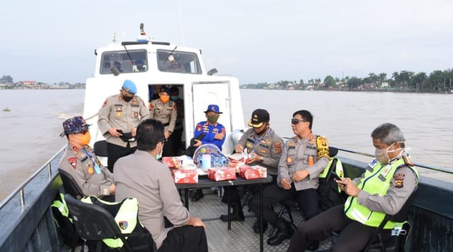 Dengan didampingi jajarannya, Kapolda Jambi sisir parairan di wilayah Jambi memantau dampak virus Corona. Foto: Jambikita.id