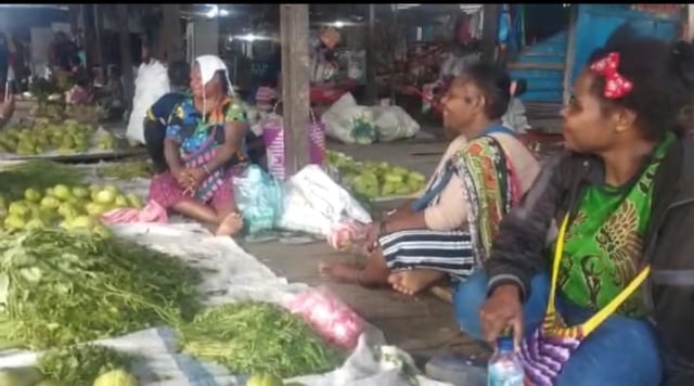 Para pedagang Mama Papua sedang berjualan, foto : Edy Musahidin