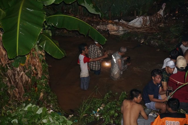 Pencarian seorang bocah yang hanyut oleh aparat dibantu warga sedang berlangsung, Selasa (14/4) | Foto: Syahwa Roza Hariqo/Lampung Geh