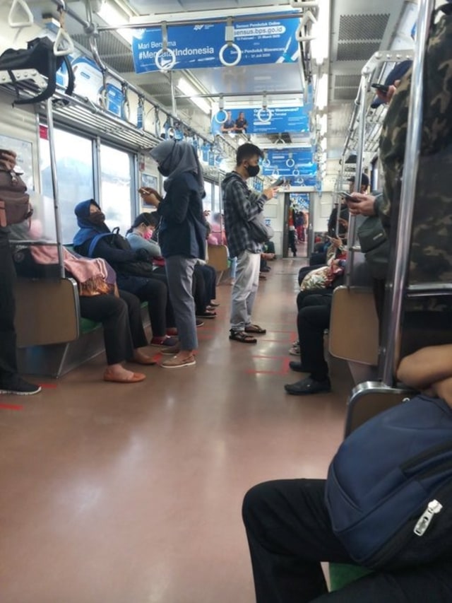 Suasana di dalam gerbong KRL arah Stasiun Jakarta Kota. Foto: Dok. Istimewa