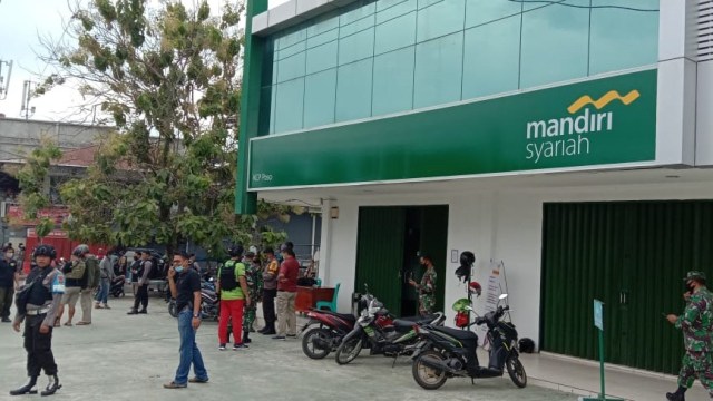Suasana penembakan di Kantor Bank Mandiri Syariah Poso, Rabu (15/4). Foto: Istimewa