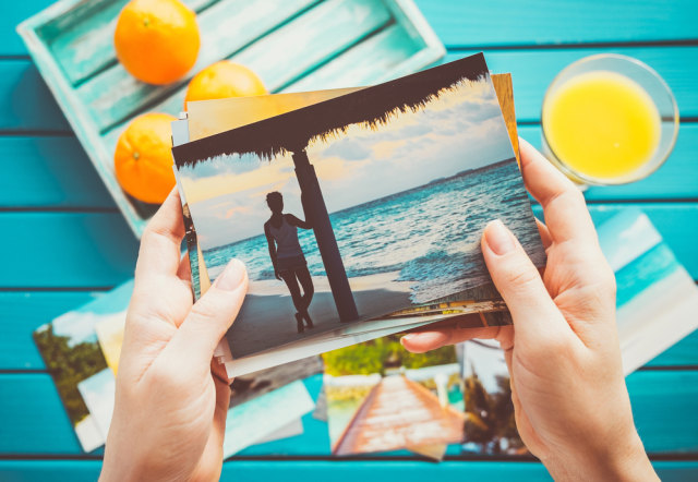 Ilustrasi menyortir foto traveling yang sudah dicetak Foto: Shutterstock