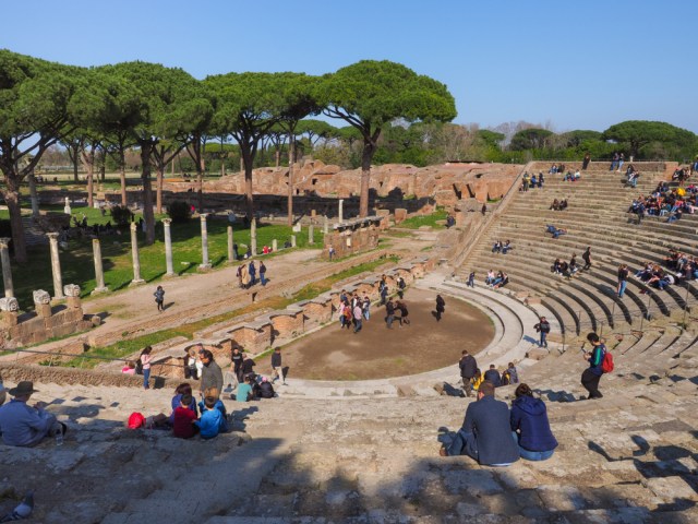Reruntuhan kota kuno Ostia Antica