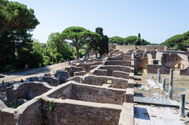 Reruntuhan kota kuno Ostia Antica