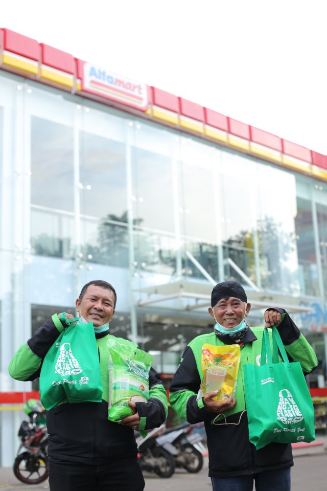 Gojek dan Alfamart Beri Sumbangan Sembako untuk Mitra Driver Foto: Gojek