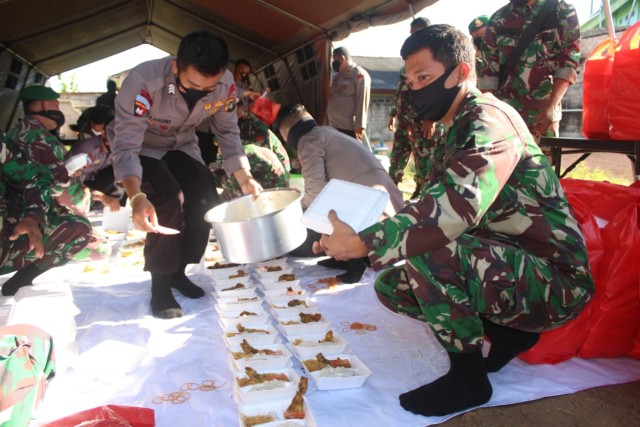 Personil TNI dan Polri di Bangka Belitung bahu membahu siapkan nasi kotak untuk warga yang terdampak corona.