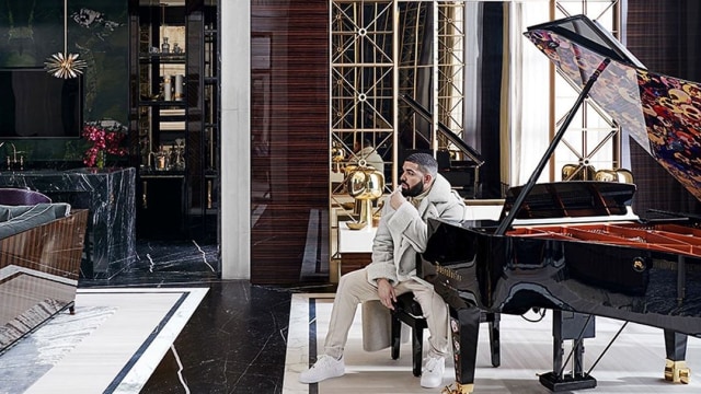 Drake pamerkan rumahnya yang disebut dengan The Embassy Mansion. Foto: dok. Jason Schmidt/Architectural Digest