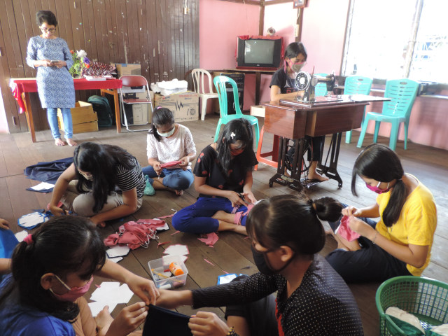 Anak-anak Panti Asuhan Filipi Sekadau membuat masker kain. Foto: Dina Mariana/Hi!Pontianak