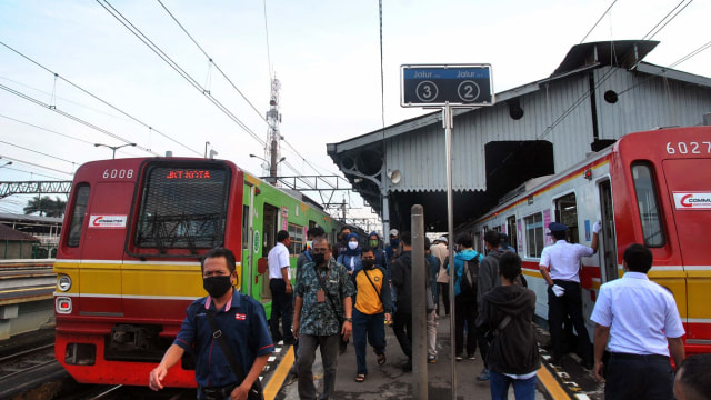 Sejumlah penumpang berjalan di dekat gerbong KRL Commuter Line di Stasiun Bogor, Jawa Barat. Foto: ANTARA FOTO/Arif Firmansyah