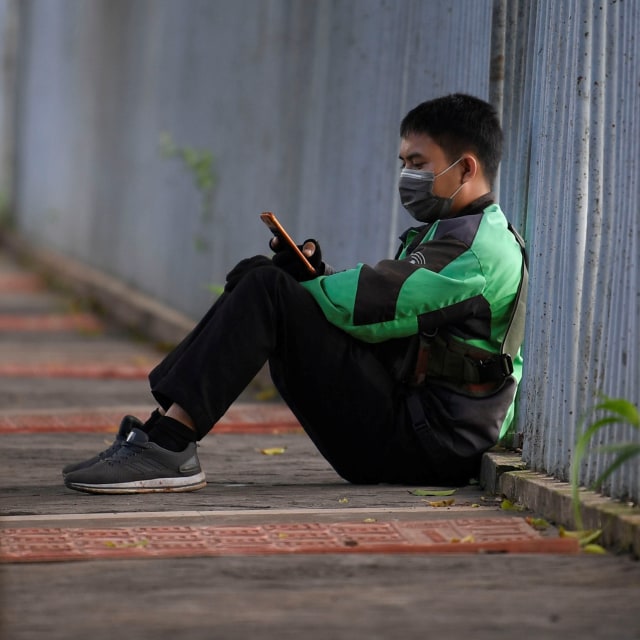 Pengemudi ojek online menunnggu orderan di kawasan Tanah Kusir, Jakarta, Jumat (7/4/2020). Foto: ANTARA FOTO/Puspa Perwitasari