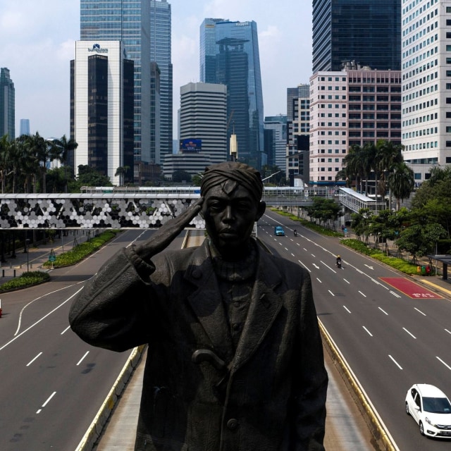 Kendaraan melintas di Jalan Jenderal Sudirman, Jakarta. Foto: ANTARA/Sigid Kurniawan