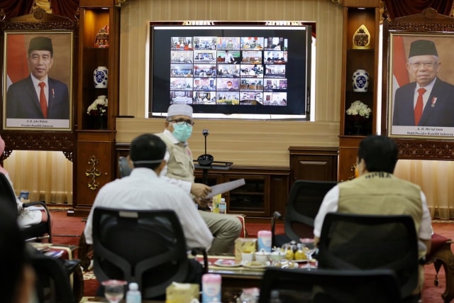 Plt Gubernur Aceh, Nova Iriansyah, memimpin rapat melalui video conference bersama Forkopimda se-Aceh membahas kesiapan dalam mencegah penyebaran COVID-19 menjelang Ramadan, Rabu (15/4). Foto: Humas Setda Aceh