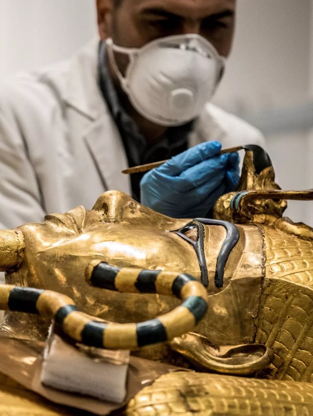 Seorang arkeolog merestorasi peti mati berlapis emas Raja Muda Firaun. Foto: REUTERS/Khaled Desouki