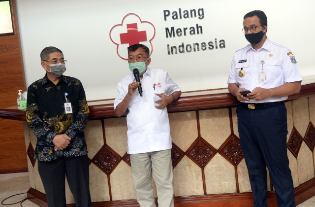 Jusuf Kalla (tengah) saat menghadiri acara Kerjasama PMI dan Eijkman dalam pengobatan COVID-19. Foto: Dok. Istimewa