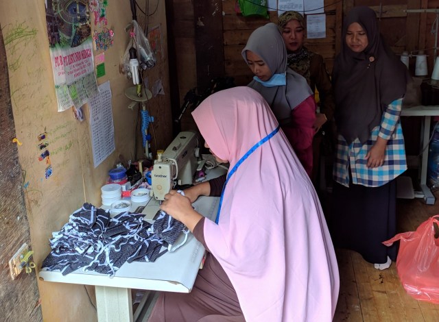 IRT Penjahit menyelesaikan pembuatan masker. Dok. RUMAN Aceh 